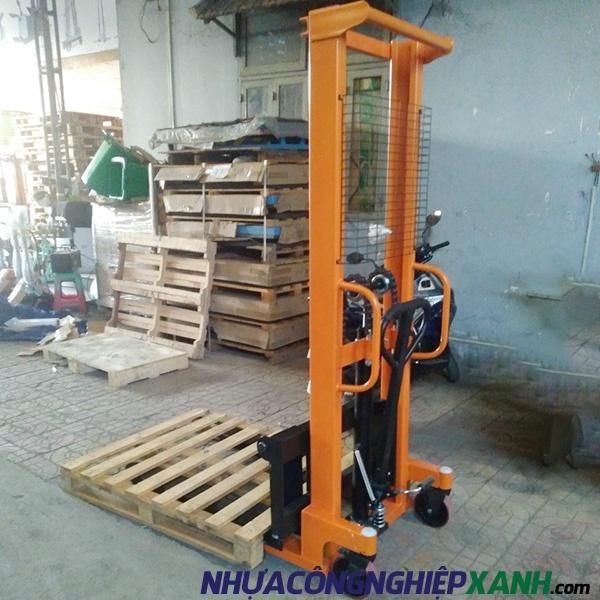 Xe nâng tay cao 2 tấn